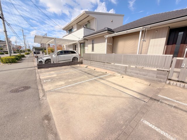 駐車場　駐車のしやすい広めの駐車場です。