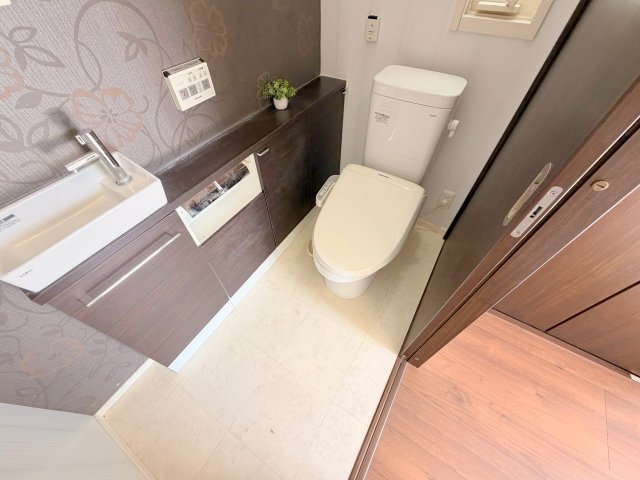 トイレ　綺麗なトイレにはウォシュレット標準装備です。