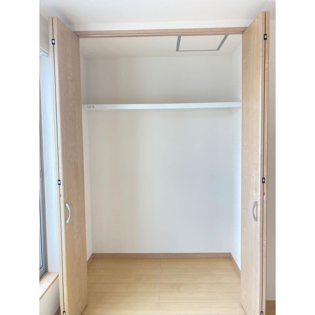 収納　２階　洋室６帖（バルコニー側）　収納