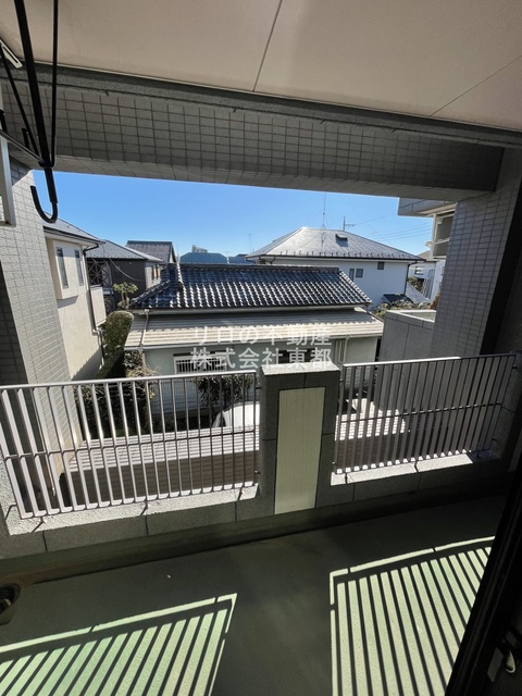 バルコニー　お天気のいい日は洗濯物も気持ちよく干せますね！