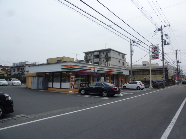 【ウィン・ロイヤルプラザ加藤学園前のコンビニ】