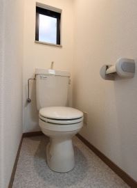 トイレ　小窓付きのトイレです♪