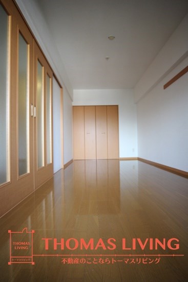 その他部屋・スペース　広々とした洋室には大きなクローゼット。