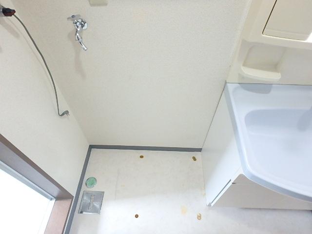 その他部屋・スペース　洗面台横に洗濯機置き場がございます。