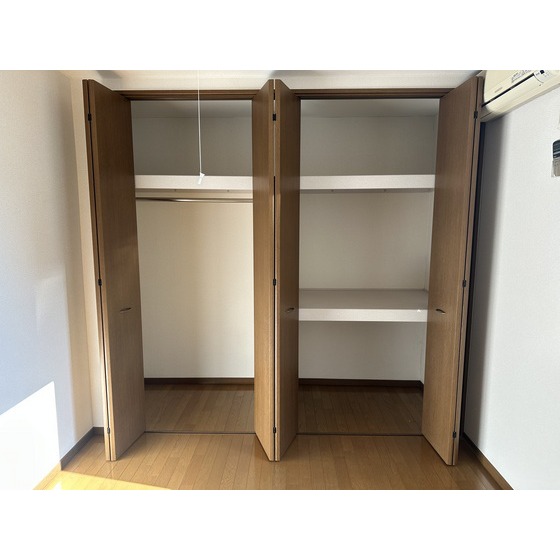 収納　洋室にある大きめの収納です。