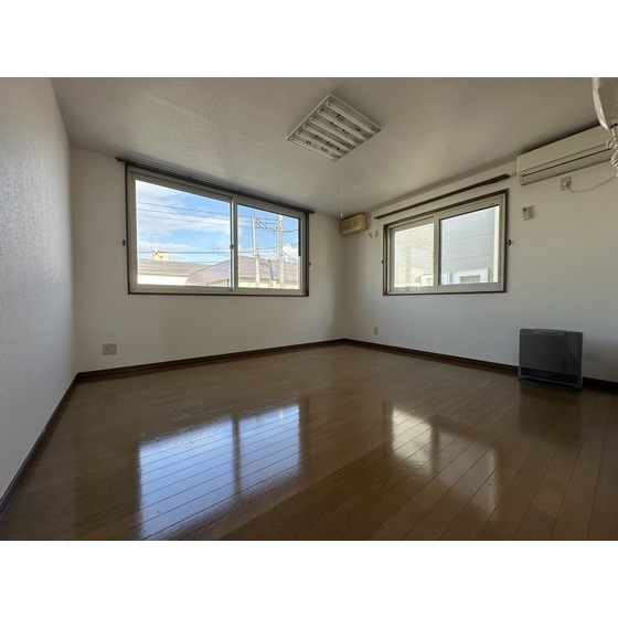 居室・リビング　二面に窓があり、日当たりの良い１１．７帖のリビングです。