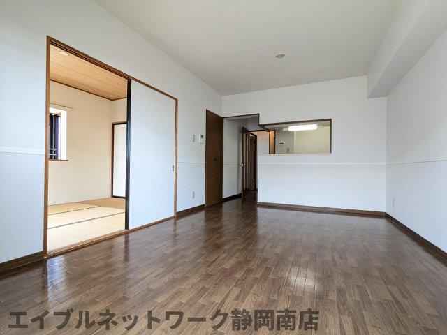 居室・リビング　こちらのリビングで趣味の時間をお楽しみください