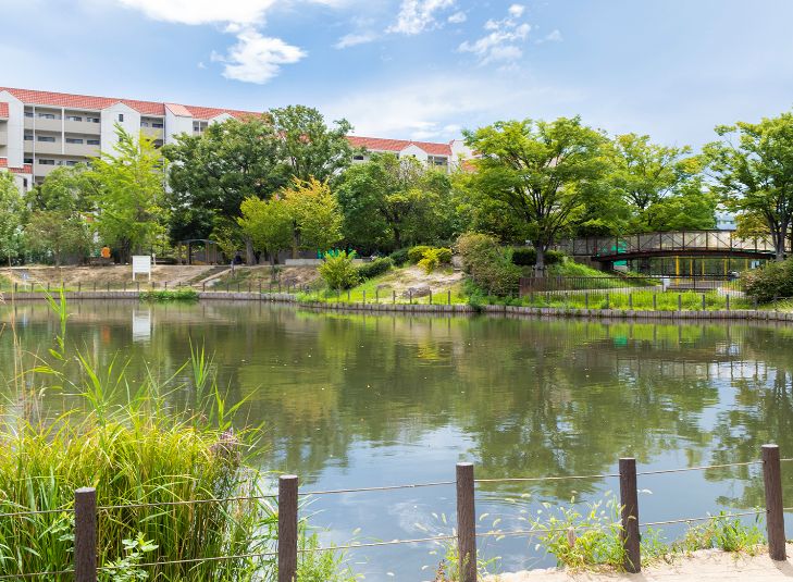 【白鷹苦楽園マンションの公園】