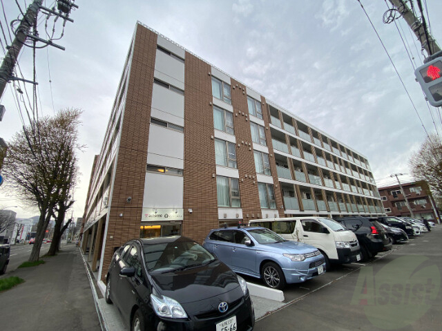 【札幌市中央区北八条西のマンションの建物外観】