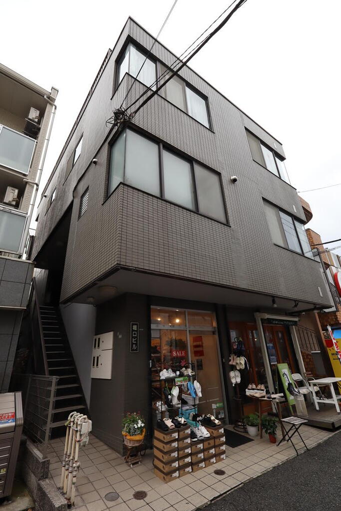 建物外観　鉄骨造3階建