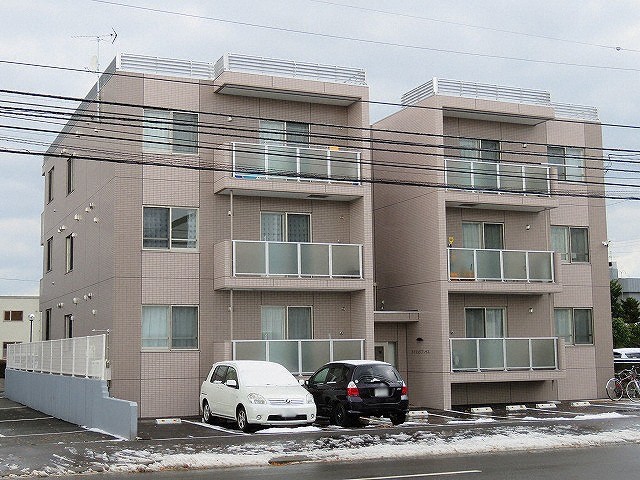 札幌市白石区菊水上町一条のマンションの建物外観