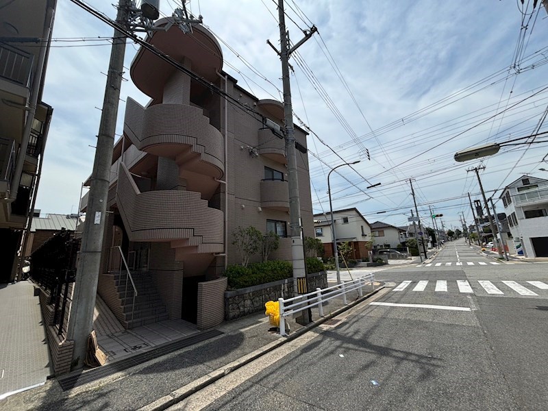 【神戸市東灘区岡本のマンションの建物外観】