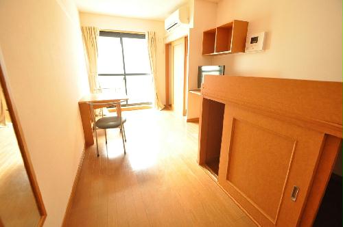 居室・リビング　開放的な窓があり明るい空間です