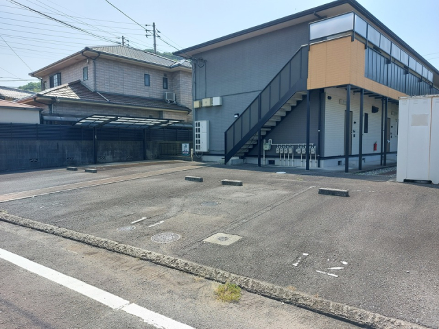 【松山市勝岡町のアパートの駐車場】