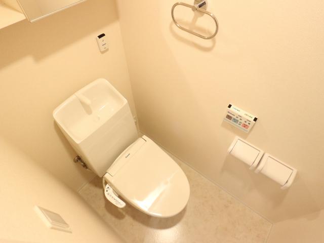 トイレ　収納充実のトイレです