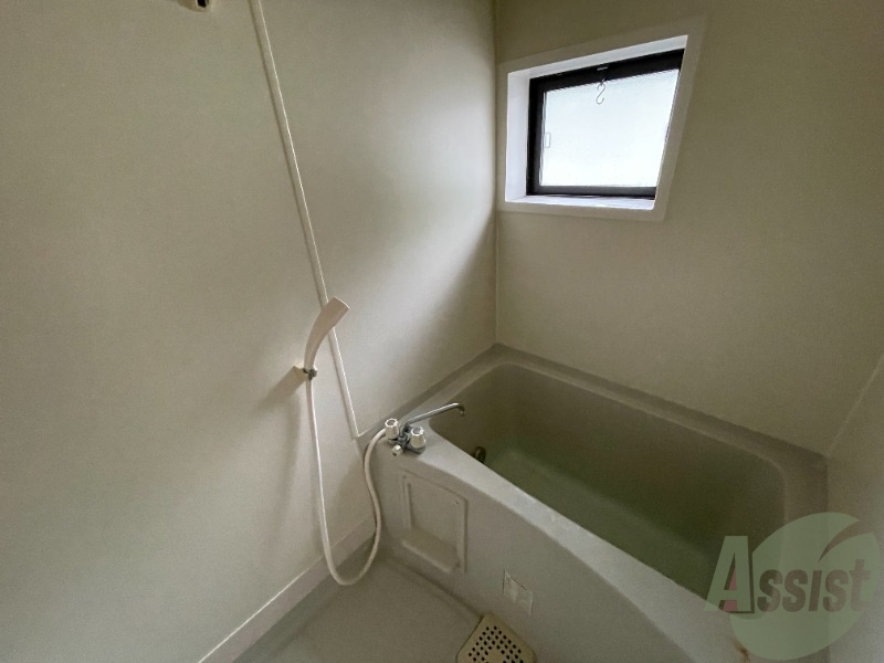 バス・シャワールーム　広々とした浴槽スペースでストレスなく利用出来そうですね。