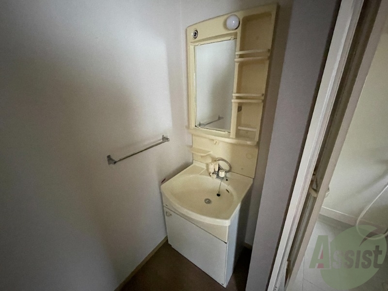 洗面設備　洗面化粧台も独立しており、洗面台の棚も利便性がありますね。