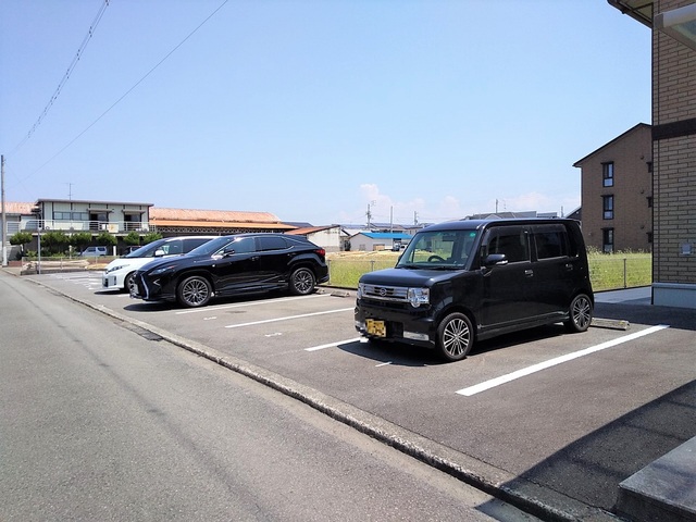 【カルム新川　Ａ棟の駐車場】