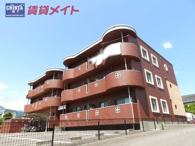 三重郡菰野町大字菰野のマンションの建物外観