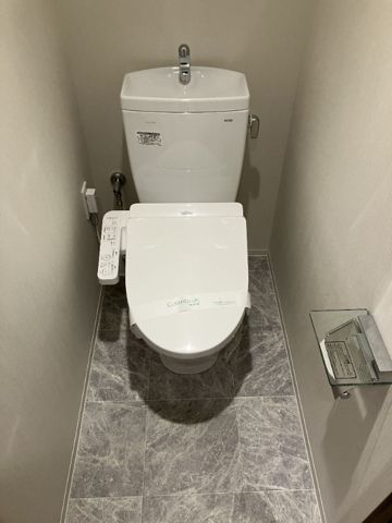 東急田園都市線 三軒茶屋駅 徒歩5分 4階建 築4年のトイレ写真