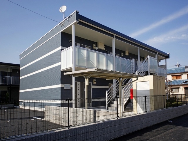 伊丹市池尻のアパートの建物外観
