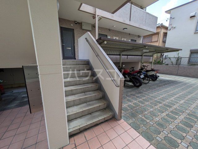 【名古屋市北区上飯田南町のマンションのエントランス】