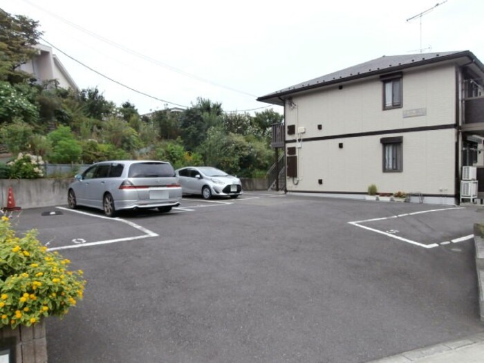 【町田市真光寺のアパートの駐車場】