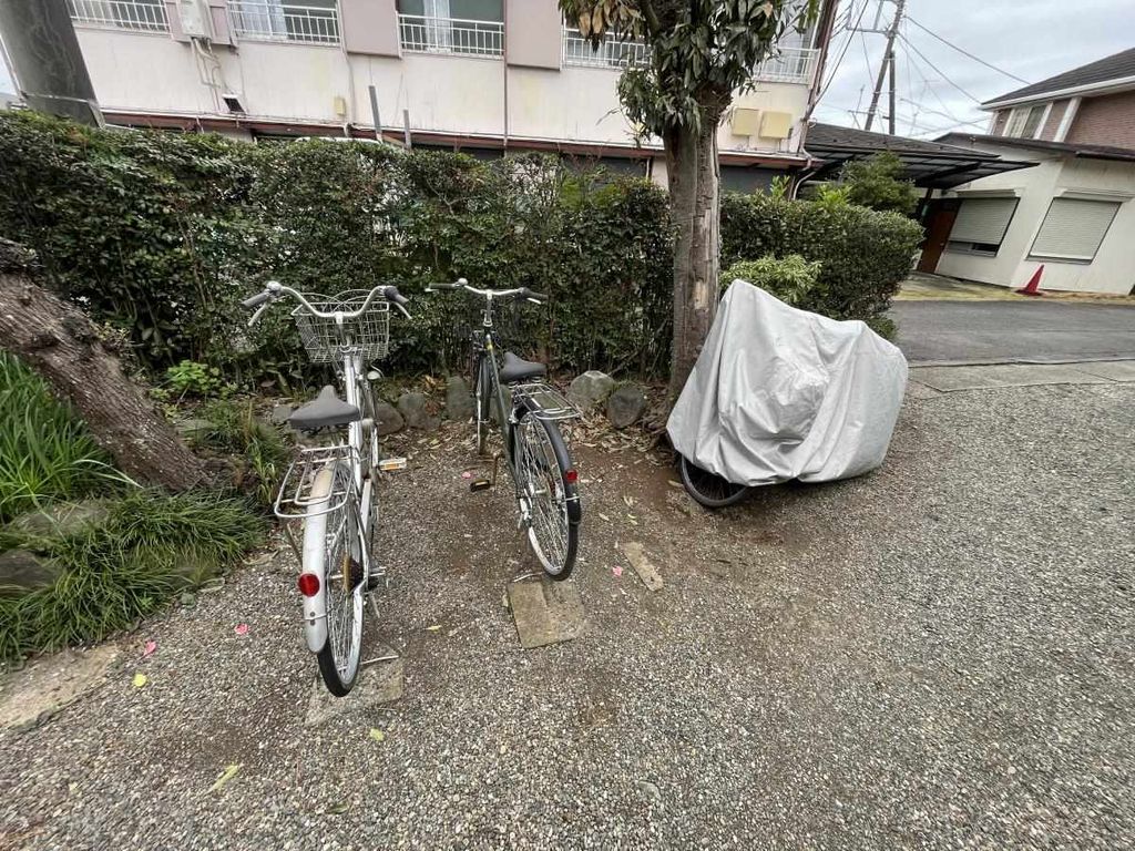 【町田市三輪町のアパートの駐車場】