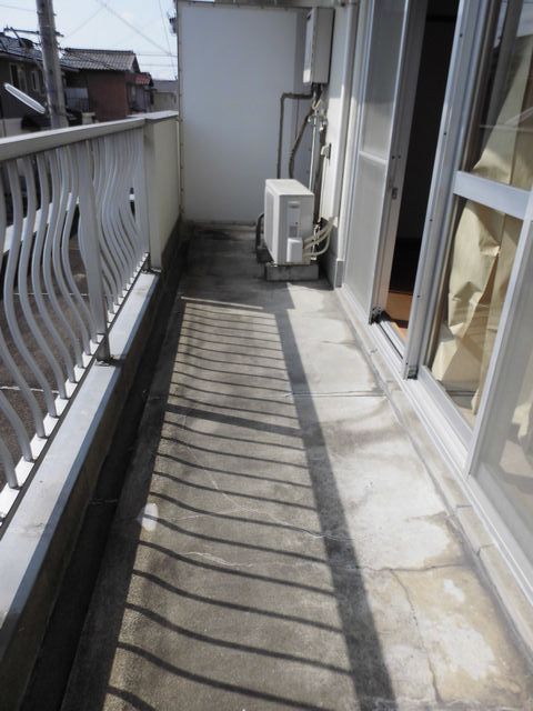 バス・シャワールーム　日あたりの良い南向きのベランダです