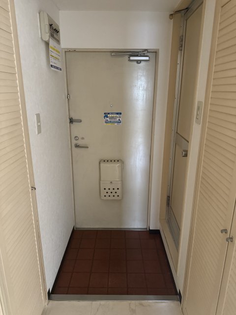 玄関　同物件、別号室のものです。