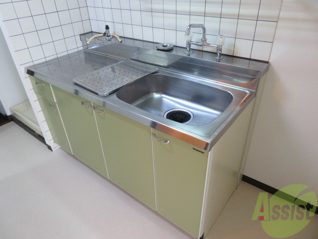 キッチン　シンプルなキッチンです。一人暮らしにはちょうどいいサイズ。