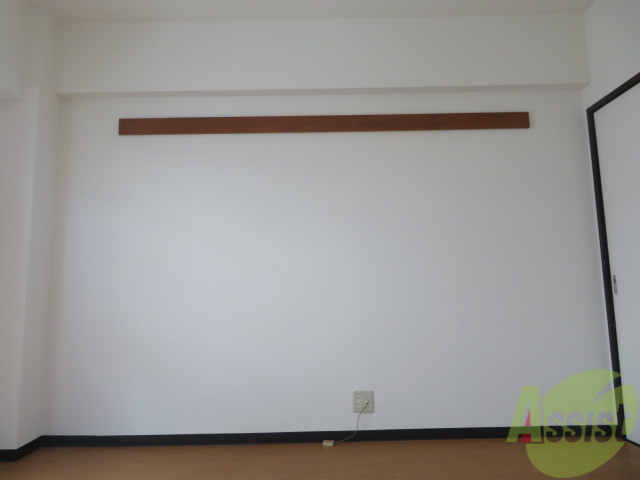 その他部屋・スペース　別の角度から洋室を撮影しました。日射しがあり明るい印象。