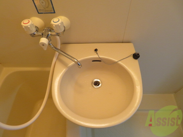 洗面設備　洗面台です。シンプルなつくりなので、お手入れしやすそうです。