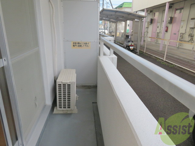 バルコニー　バルコニー。洗濯物がはかどりそうな広さがありますよ。