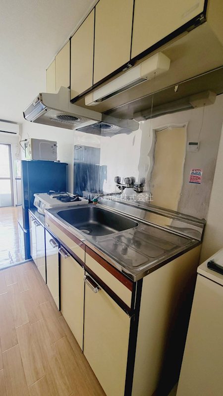 キッチン　ガスコンロ、冷蔵庫サービスです。