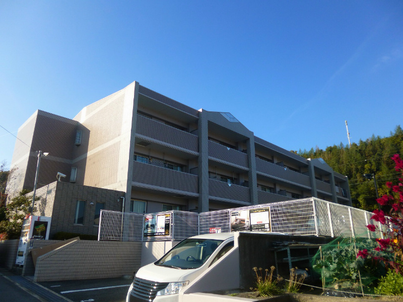 ラフォーレ三郷弐番館の建物外観