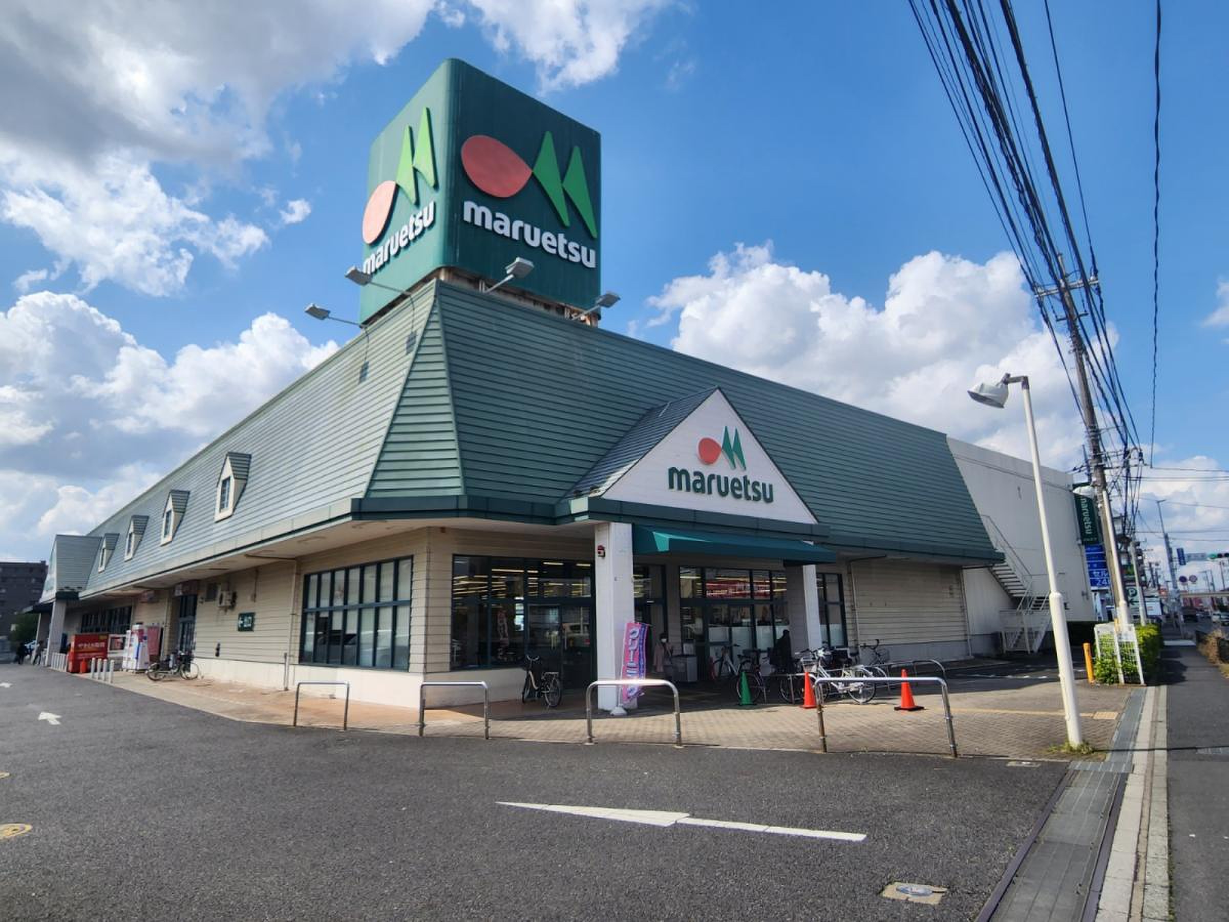 コンビニ　セブンイレブン（コンビニ）まで700m