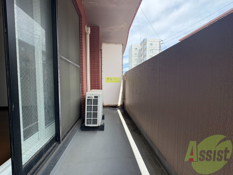 バルコニー　バルコニーです。洗濯物を干すもよし、一息つくもよしですね。