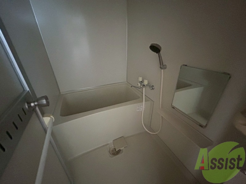 バス・シャワールーム　くつろぐのには十分なスペースがあります。