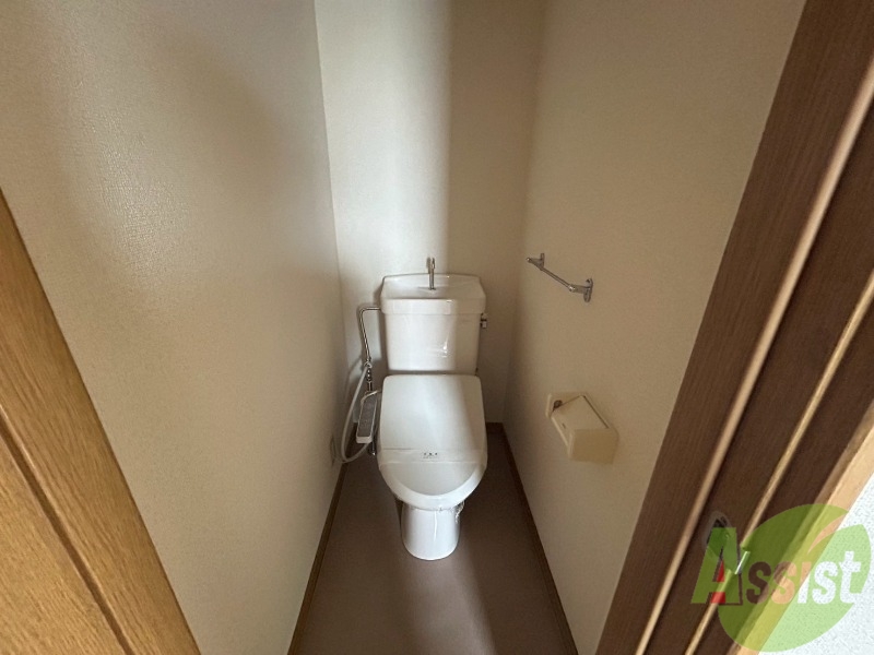 トイレ　トイレは温水洗浄便座です。シンプルな雰囲気になっています。