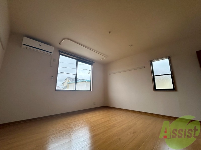 居室・リビング　大きな窓が付いていて日差しもたっぷり入ります。