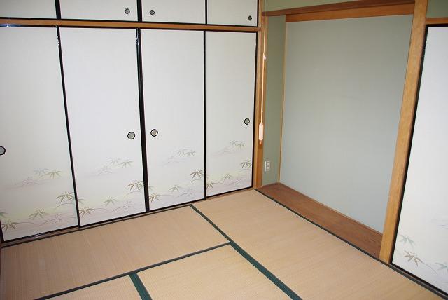 その他部屋・スペース　落ち着いた色調の寝室です