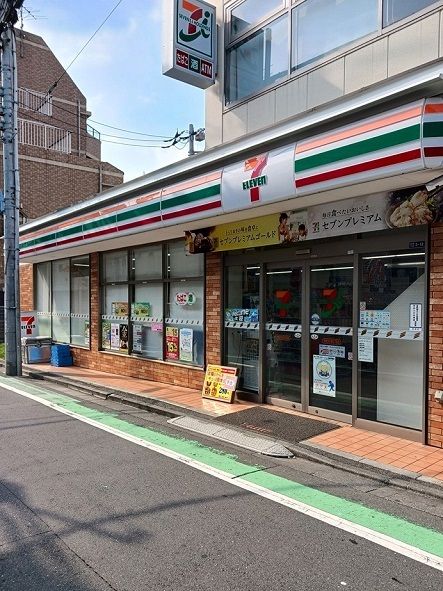 コンビニ　セブンイレブン新宿大久保３丁目（コンビニ）まで133m