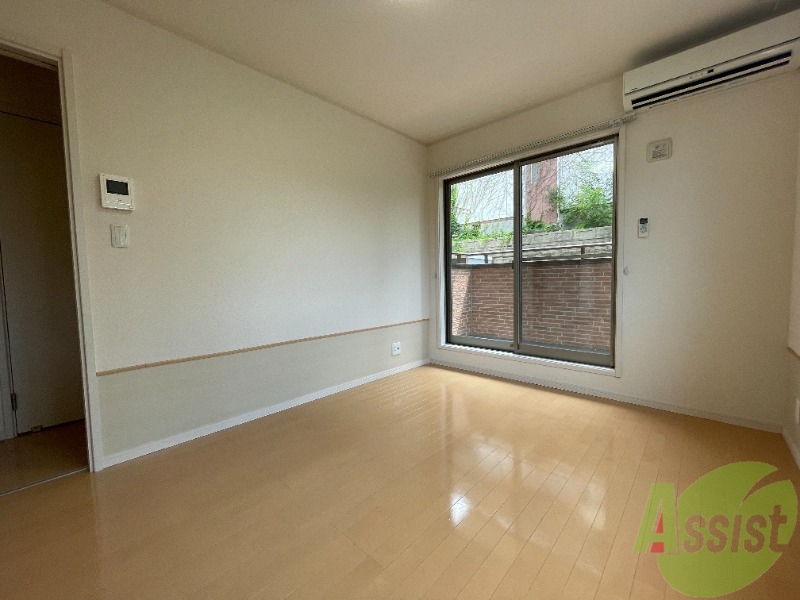 居室・リビング　陽当たりが良く、フローリングが綺麗なリビングです。