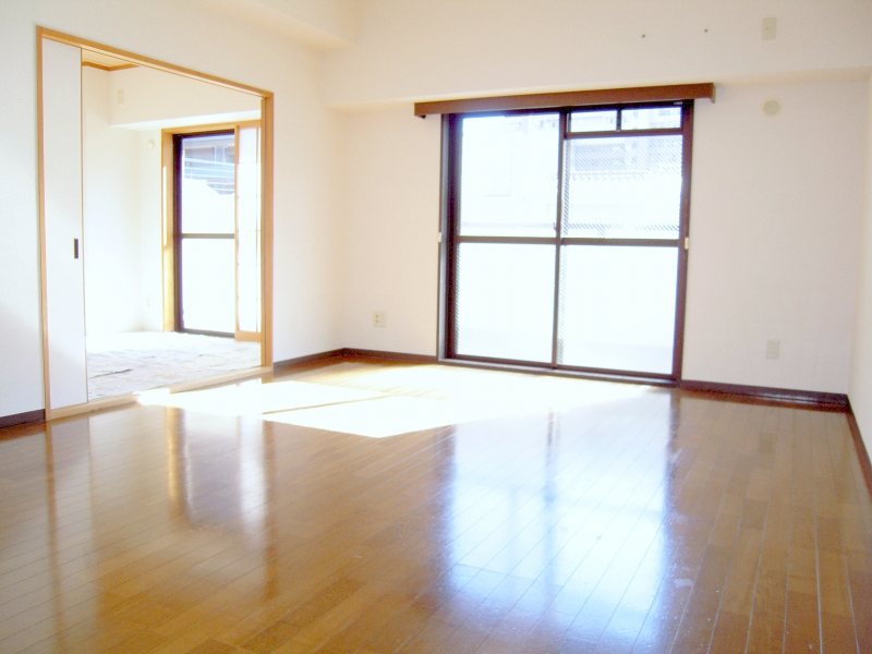 居室・リビング　ＬＤ１４帖　和室６帖続き間で広々利用できます　　バルコニー面