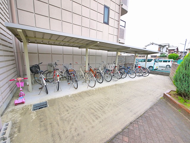 その他共有部分　屋根付きの駐輪場完備