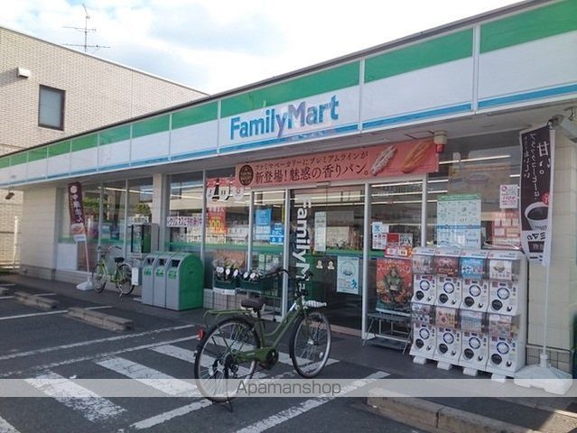 コンビニ　ファミリーマート様（コンビニ）まで300m