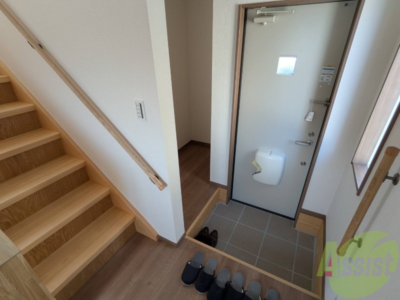 玄関　玄関は広さがありますので収納などを置いてもいい感じ。