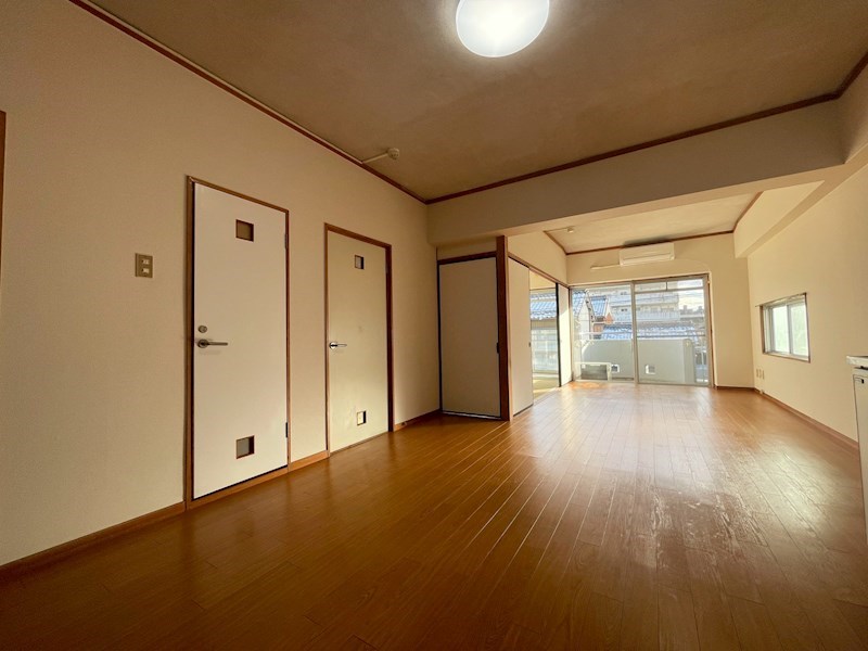 居室・リビング　窓から陽が差し込む明るいリビング♪