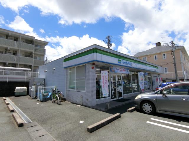 コンビニ　ファミリーマート（コンビニ）まで326m